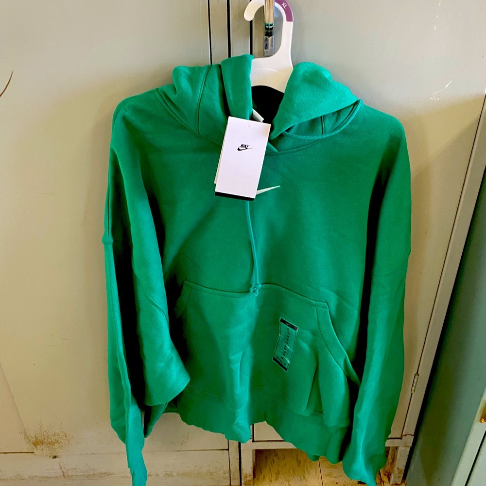 Women’s nike loose fit hoodie comes from pet/smoke free home